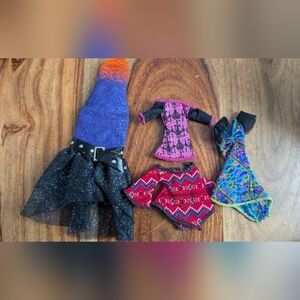 Monster High Accessories (Draculaura, Casta Fierce, Isis Downdancer, Serpentine)